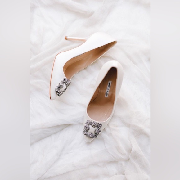 Manolo Blahnik Hangisi 70MM Crystal Buckle Satin Pumps white, size 36 - Picture 3 of 8